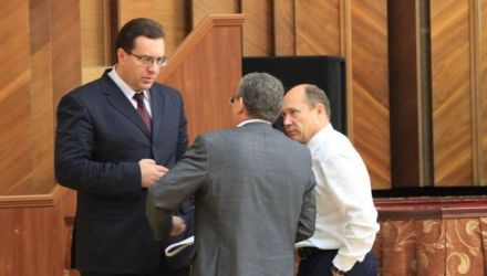 Liderul PL a solicitat neargumentat scoaterea de pe ordinea de zi a proiectului de schimbare a componenţei biroului. 