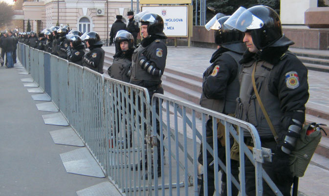 Протестующие постояли-постояли, пообличали-пообличали, попризывали-попризывали — не то что-то. Радости никакой. Победы не видать. И давай к оцеплению лезть – мол, сделайте чего-то.