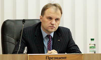 Евгению Шевчуку пришлось лично вмешаться в конфликт между Верховным советом (ВС) и правительством непризнанной республики.