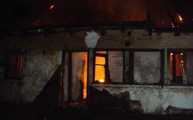 Potrivit martorilor oculari, flăcările au izbucnit în jurul orei 18.50, din cauza unui scurtcircuit. 