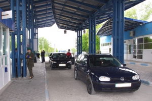 În decursul zilelor de weekend, poliţiştii de frontieră în comun cu inspectorii vamali au contracarat și două cazuri de transportare ilegală