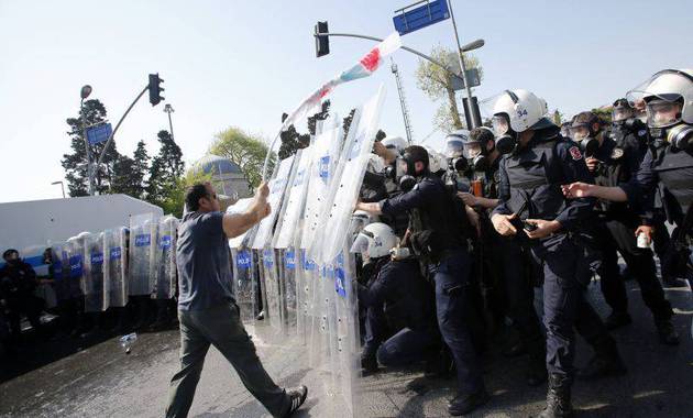 Zeci de poliţişti antirevoltă au luat marţi cu asalt Piaţa Taksim.