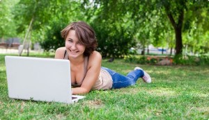 În timp ce la noi acest sistem avansează cu viteza melcului, în România cinci universităţi aplică în prezent platforma Admiterea Online. 