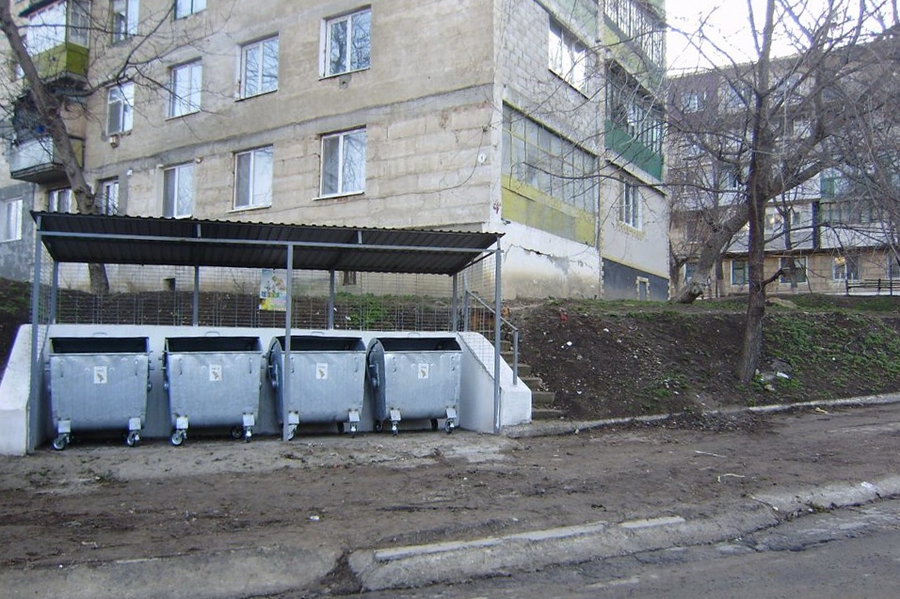 Снаряд переложили из мусорки в емкость с песком, после чего немедленно вывезли за пределы населенного пункта.
