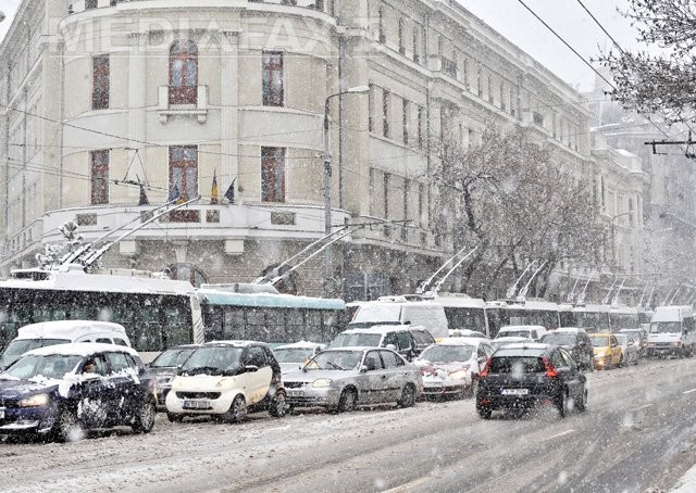 Mai mult avem probleme, când ninge, pe timp de zi, că avem fluxul mare de transport și se fac ambuteiaje”