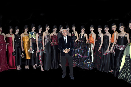 В Румынии десять человек заподозрили в краже одежды Giorgio Armani стоимостью 2,7 миллиона долларов.