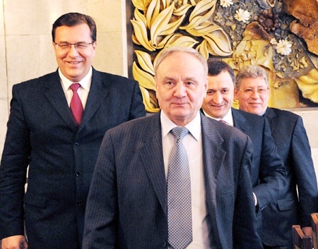 Veaceslav Burlac spunе că “prin cîteva semnături spulberă (Timofti) speranțele oamenilor de a nu deveni ostatici a unor jocuri politice”.