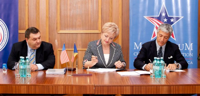 Fondul Provocările Mileniului Moldova (FPM Moldova) a semnat astăzi două contracte