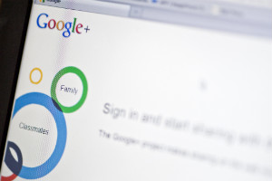  Google si-a sabotat motto-ul, acela de a fi o versiune mai buna a Facebookului, un mixt intre Twitter si Facebook, iar prin limitarea potentialului, Google + a devenit repede plictisitor.