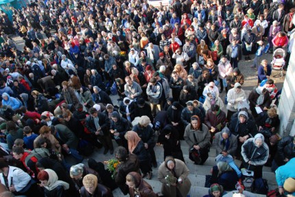 Cîteva sute de oameni au venit în faţa Executivului de la Comrat pentru a protesta împotriva atitudinii Başcanului autonomiei găgăuze