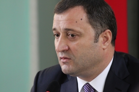Vlad Filat a criticat mai multe ministere, proponderent pe cele care au revenit democraţilor şi liberalilor. 