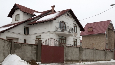 Locuinţa de milioane e gard în gard cu instituţia de învăţământ. 