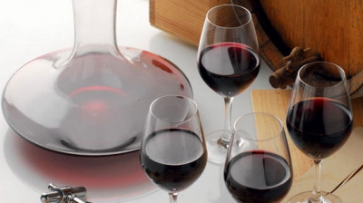 Любимой выпивкой более 85% наших граждан остается вино. Фото: vinosave.ru