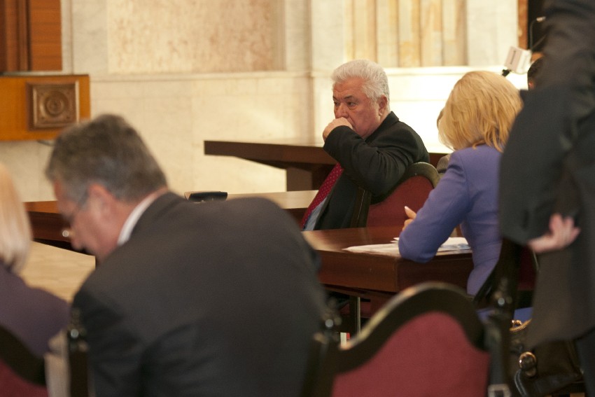 Cei trei deputați urmau a fi excluși din Comitetul Central al partidului, lucru care i-a nemulțumit.