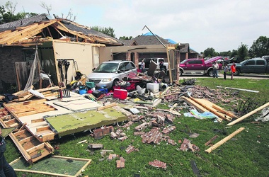 В центре Америки стихия разрушила сотни домов, а на востоке страны авто врезалось в толпу.