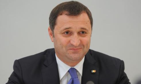 În articol se mai menţionează şi faptul că Vlad Filat ar trebui să demisioneze şi în contextul în care şi-a pierdut credibilitatea atât pe plan intern cât şi pe plan externt. 