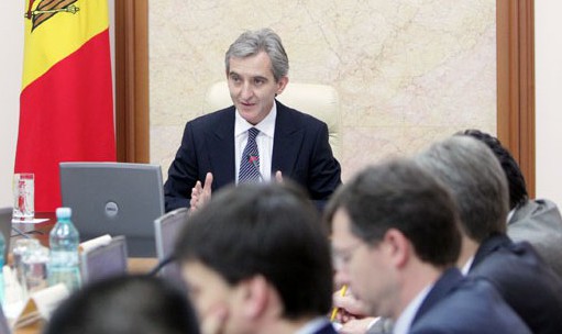 Cei 16 viceministri ar putea fi inlocuiti, iar fiecare ministru își va putea forma de acum inainte, propria sa echipa de lucru. 