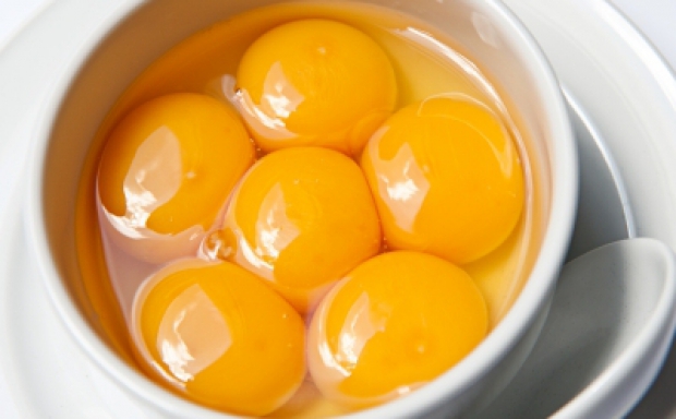 Poti manca linistit oua daca te asiguri ca in meniul zilei nu mai ai alte alimente care sa contina grasimi saturate si grasimi trans