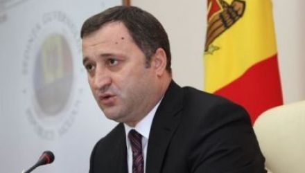 Totodată, premierul a dat de înțeles că judecătorii nu au acoperire politică atunci când iau decizii în favoarea raiderilor.