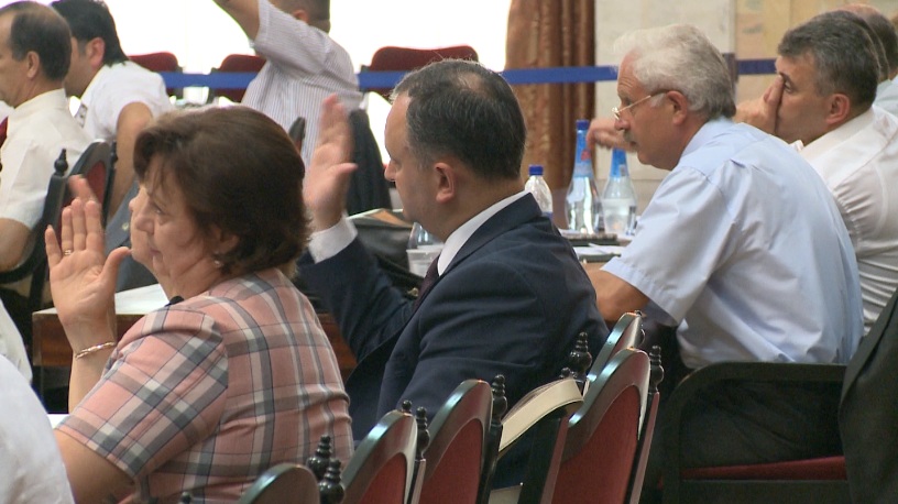 Este planificată şi creşterea venitului anual impozabil, din care se reţine o taxă de 7 %, de la 25,2 mii la 26,7 mii de lei