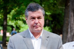 Alexandru Oleinic își mărită unica sa fiică pe nume Elena.