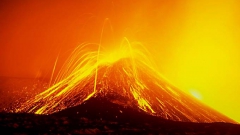  Ore în şir, de pe munte au curs râuri de lavă şi s-au auzit explozii puternice.