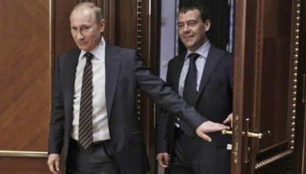 "Chiar credeţi că prim ministrul îl sună (pe preşedinte) pentru a îi cere sfaturi?", a spus acesta.