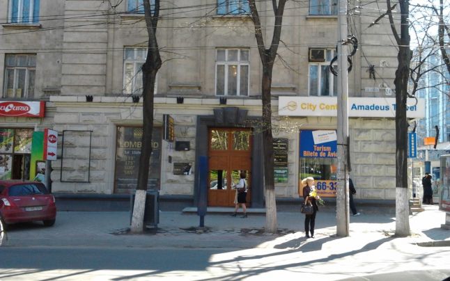 El a fost reţinut pe un termen de 72 de ore şi este cercetat penal pentru atac tâlhăresc. Legislaţia în vigoare prevede o pedeapsă cu închisoare de la 6 până la 10 ani.