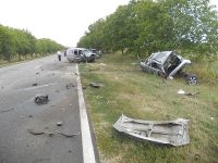 În urma impactului, automobilele au fost proiectate în afara părții carosabile.  