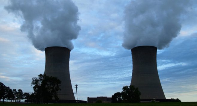 Cercetătorii împreună cu organizațiile de mediu bat alarma și spun că finalizarea construcției pe fundamentul pus acum 30 de ani crește riscul producerii unui accident nuclear. 