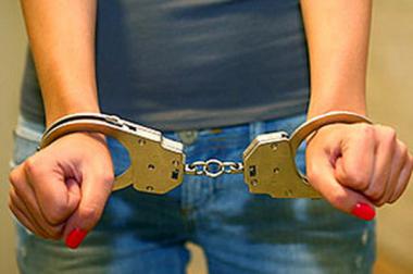 За дачу ложных показаний женщине грозит штраф до 16 тысяч леев, либо тюремное заключение сроком до 5 лет.