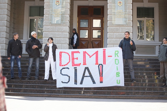La rîndul său, consilierul ministrului Afacerilor Interne, Eugen Onică, a calificat această acţiune drept una politică