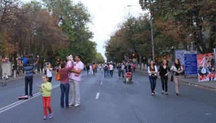În legătură cu stabilirea zonei pietonale, transportul public a fost redirecţionat pestrăzile adiacente.
