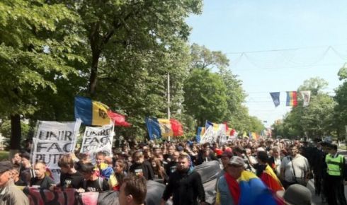 Reclamanţii informează că anterior, pe data de 4 septembrie, au depus o cerere prealabilă la Primăria Chişinău