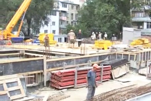 Pe pereții bisericii și ai unei clădiri adiacente au apărut fisuri, iar drumul din preajmă a fost parțial distrus