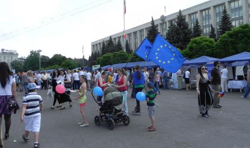 В День Европы, который отмечали в столице 18 мая, жители и гости Кишинева могли высказывать свои пожелания властям и рассказать о том, каким они видят будущее города.