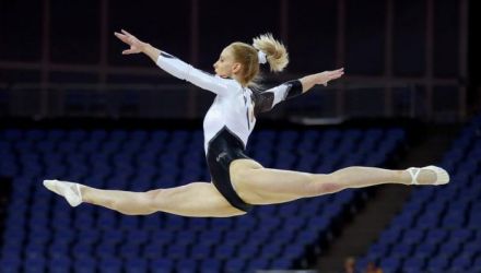Este vorba despre finala feminină de gimnastică pe aparate, la sol şi bârnă