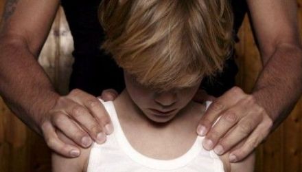 Dacă va fi găsit vinovat, acuzatul riscă detenţie de viaţă şi interdicţia de a mai profesa