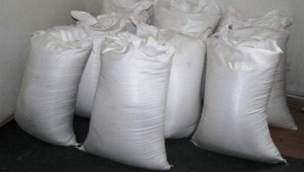 Producătorii de zahăr susţin, de asemenea, că loturi de 5-10 tone de  zahăr în saci albi de provinienţă neclară 