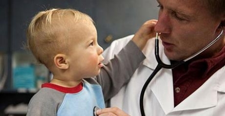 Если человек зарегистрирован, он может получать медицинские услуги соответствующего учреждения на основании полиса обязательного страхования.