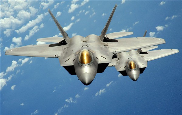 Statele Unite au anunţat luni că au mobilizat avioane de vânătoare invizibile pe radar F-22.