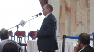 Ulterior, comunistul s-a arătat deranjat de faptul că democratul Vlad Plahotniuc a fost anunțat prezent la ședința de azi a Parlamentului, deși nu era în sală.