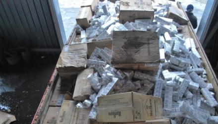 Astfel, în camionul cu numere de înmatriculare poloneze, au fost găsite 107 300 de pachete de tigări de diferite mărci. 