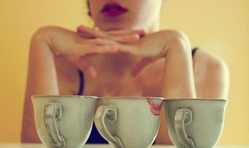 Чашка чая, заваренная из листьев кофе, соединяет в себе полезные свойства обоих напитков.