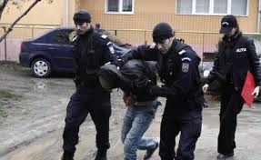 Oamenii legii au stabilit că femeia era paznic la acel magazin. Pe cadavrul victimei au fost depistate semne de moarte violentă.