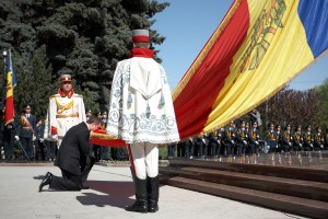 În 2011,  în fața Guvernului a fost instalat un Drapel uriaş. Catargul drapelului are o  înălțime de 34 de m, iar nemijlocit drapelul 7 metri lungime și 3,5 m înălțime.
