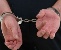 Deranjat de zgomotul din scară la miez de noapte, vecinul de vis-a-vis a ieşit pentru a vedea ce se întâmplă, făcâd observaţie celor doi