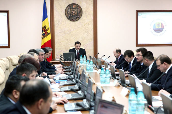 За два года правления нынешний кабинет министров принял несколько законопроектов, которые вызвали жаркие споры и дискуссии в обществе. Фото: actualitati.md