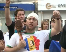 Десятки сторонников гражданской платформы Acţiunea 2012 пикетировали вчера здание министерства внутренних дел.