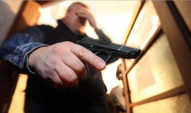 Un bărbat a pătruns în market cu un pistol pneumatic şi a furat 1850 de lei din aparatul de casă. Foto: simbol